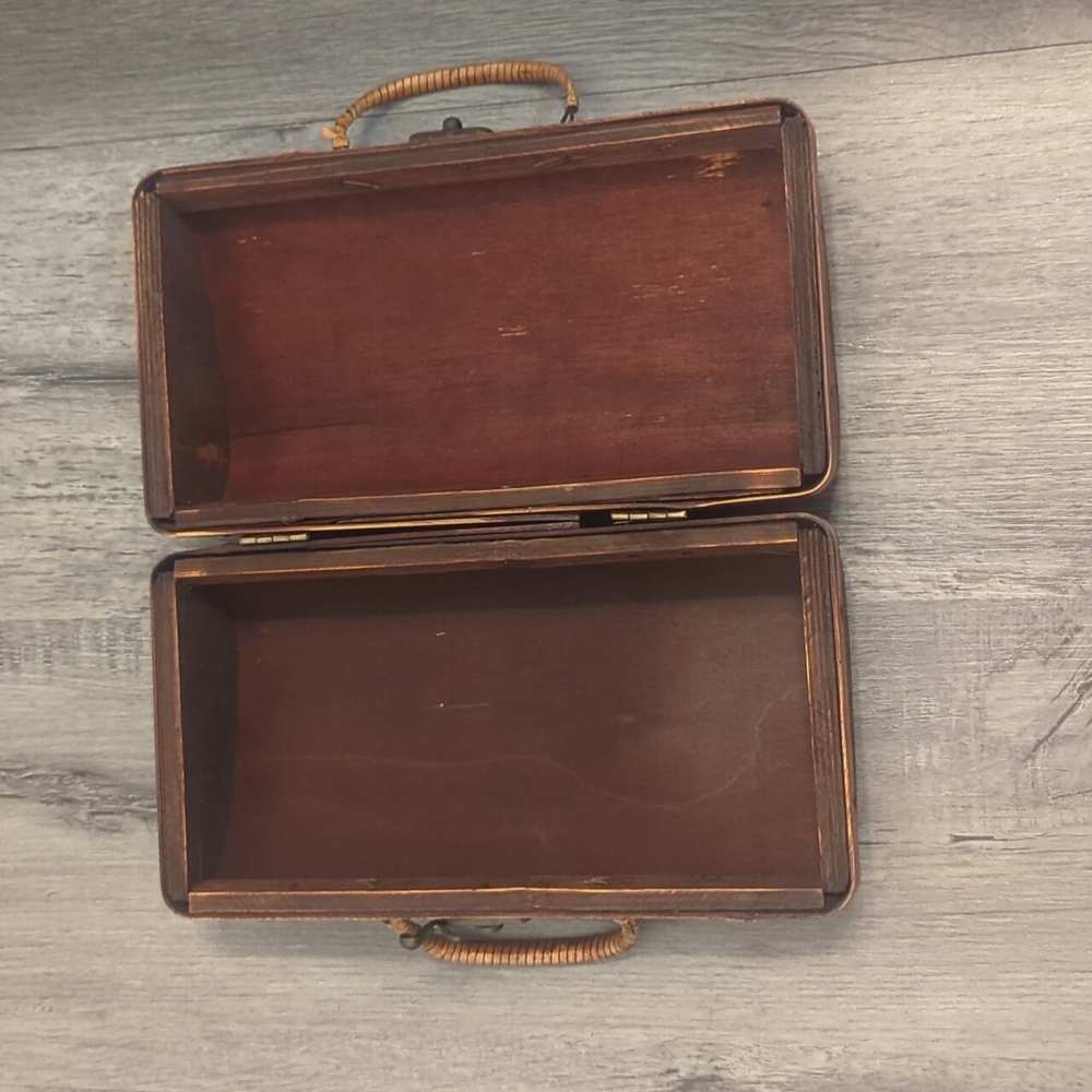 Vintage 1950's Wooden Purse, Embossed Floral Pattern - Picture 7 of 7